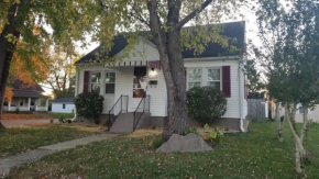2 Story House-Comfy long stay rates- with Hot Tub